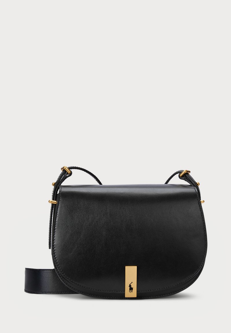 Sac en bandoulière en cuir noir avec un accent en métal doré et une bandoulière réglable, présentant une texture lisse et une forme courbée.