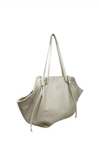 Szara skórzana torba typu tote z dwoma długimi uchwytami, posiadająca teksturowaną powierzchnię i ozdobny supeł po obu stronach, rozszerzająca się u podstawy.