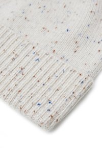 Maglione lavorato a maglia color crema con macchie multicolori di blu e marrone. Tessuto a coste all'orlo, materiale in morbida lana.