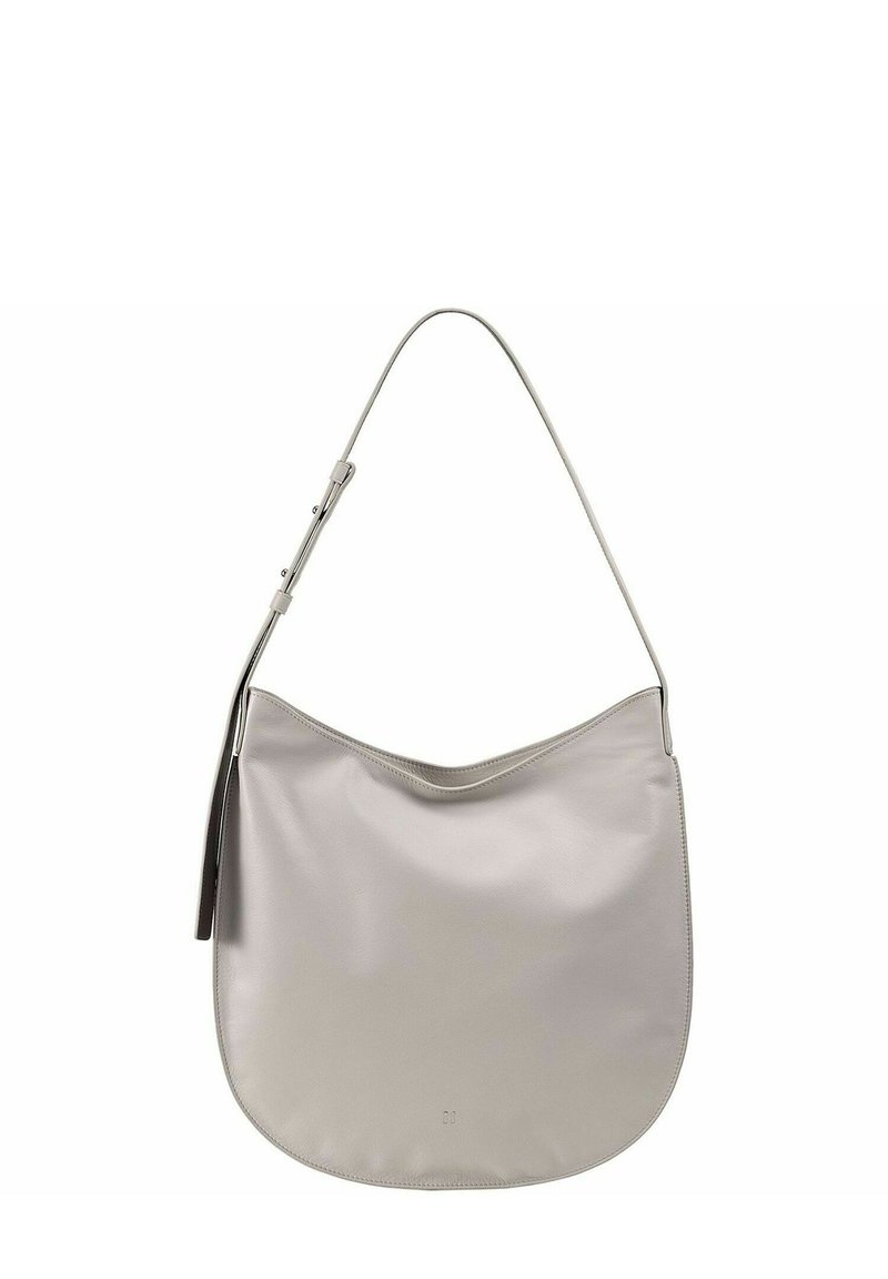 Lichtgrijze leren schoudertas met een gebogen silhouette, verstelbare schouderriem en een glad, mat oppervlak. Heeft een minimalistisch ontwerp.