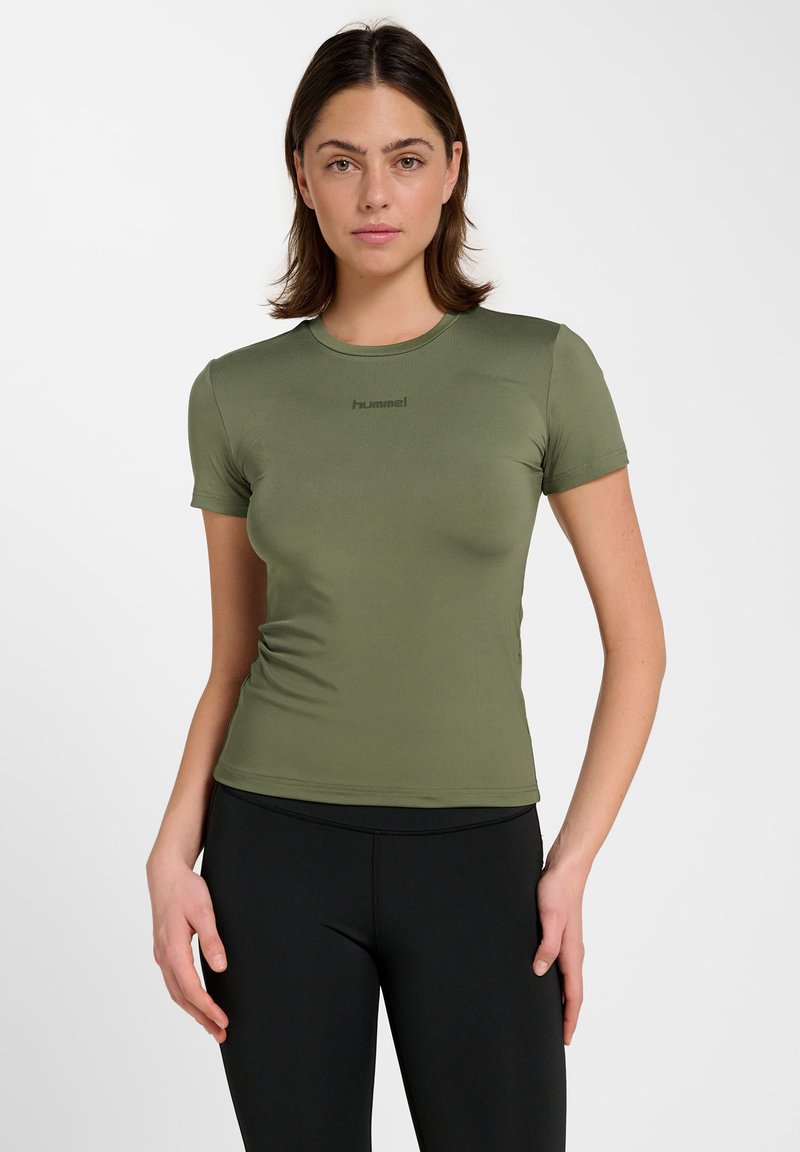 Olivgrünes, kurzärmeliges Sportshirt mit tailliertem Schnitt, weicher Textur und einem kleinen schwarzen Logo in der Mitte der Brust.