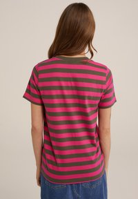 Randig t-shirt med breda rosa och olivgröna striper, korta ärmar och rundad halsringning. Tyget har en slät, mjuk yta.