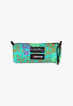 Teal etui gemaakt van duurzaam fabric, met ontwerpen van Keith Haring in geel, roze en oranje. Inclusief Eastpak logo patch en rits.