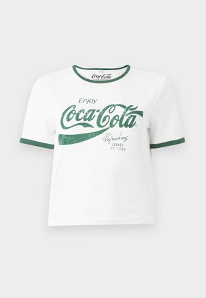 Hvid bomulds-t-shirt med grøn ringer halsudskæring og ærmeafslutninger, med en slidteknik Coca-Cola grafisk tekst i grøn.