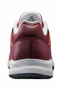 Roter Sportschuh mit einer glatten Oberseite, weißen Akzenten und einer strukturierten grauen Außensohle, ausgestattet mit einem gepolsterten Kragen und einem leichten Design.