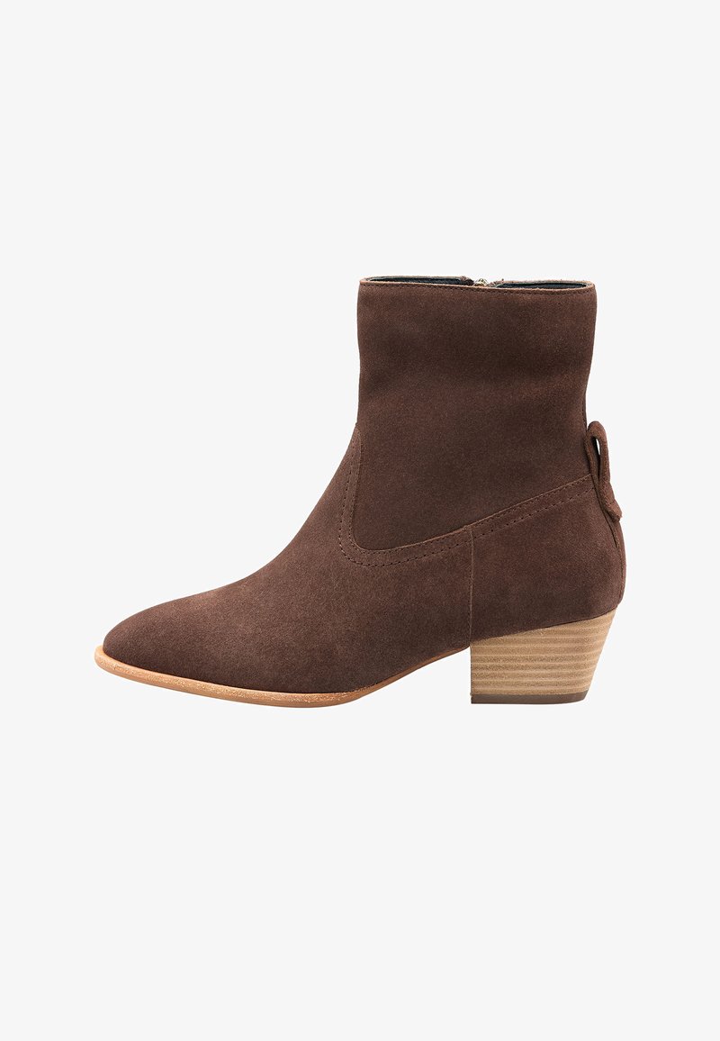 Bottines en daim marron avec un bout pointu, un petit talon empilé et un détail décoratif de boucle latérale. Texture lisse et design simple.