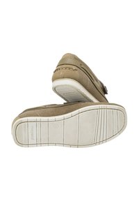 Zapatos de ante color tostado sin cordones con suelas de goma blanca. Con detalles de costura y un pequeño acento de hebilla en el lateral. Textura suave.