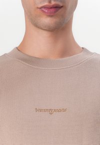 Tommy Jeans SCRIPT CREW - Sweater - coastal taupe