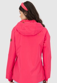 Rosa wasserdichte Jacke mit Kapuze, elastischen Bündchen und braunem Logoakzent am Ärmel. Sie hat eine glatte Textur und ein sportliches Design.