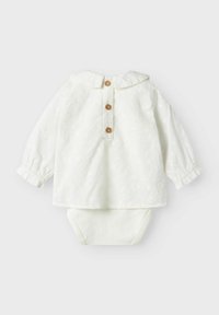 Blusa bianca per bambino con maniche lunghe, motivo floreale testurizzato, colletto arrotondato e chiusura con bottone in legno sul retro; body in cotone attaccato.