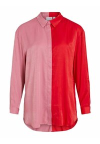 Camicia button-up con maniche lunghe, caratterizzata da un design diviso in satin rosa e rosso, texture liscia, colletto a punta e orlo curvo.