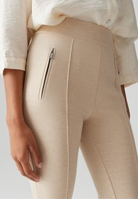 OPUS MID RISE SLIM FIT - Leggings - Hosen - macadamia