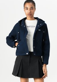 Tommy Jeans TJW BADGE HOODED JACKET - Chaqueta de entretiempo - dark night navy