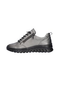 Baskets en cuir gris avec une surface texturée, semelle en caoutchouc noire, avant lacé et fermeture éclair sur le côté. Soulignées par des perforations pour la respirabilité.