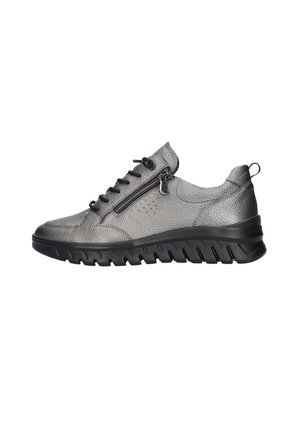 Baskets en cuir gris avec une surface texturée, semelle en caoutchouc noire, avant lacé et fermeture éclair sur le côté. Soulignées par des perforations pour la respirabilité.