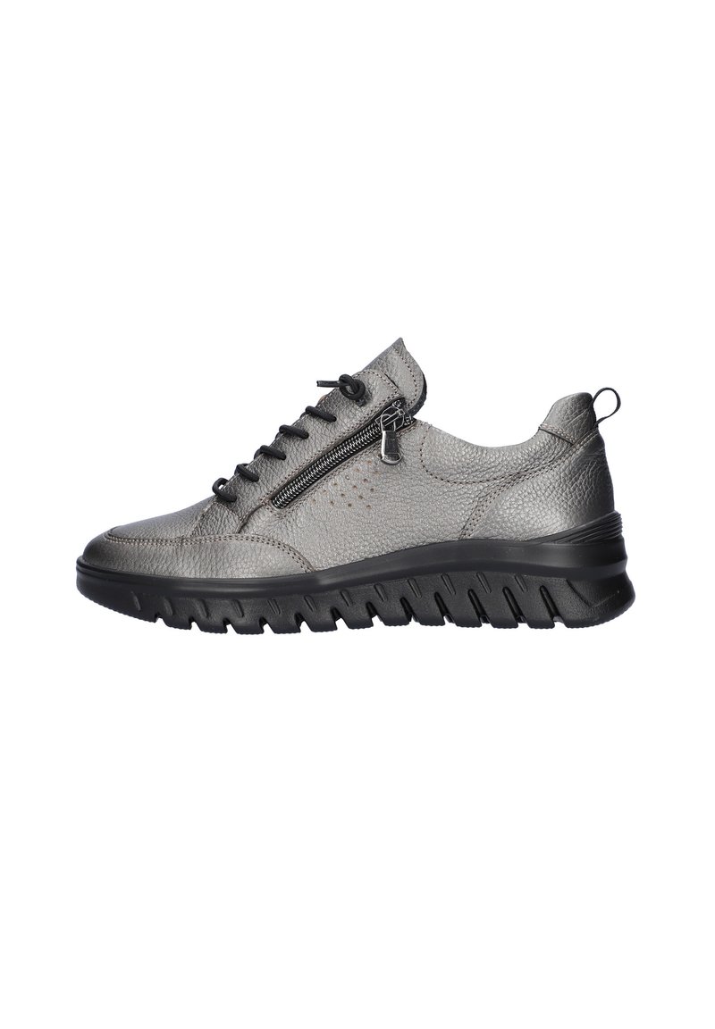Baskets en cuir gris avec une surface texturée, semelle en caoutchouc noire, avant lacé et fermeture éclair sur le côté. Soulignées par des perforations pour la respirabilité.