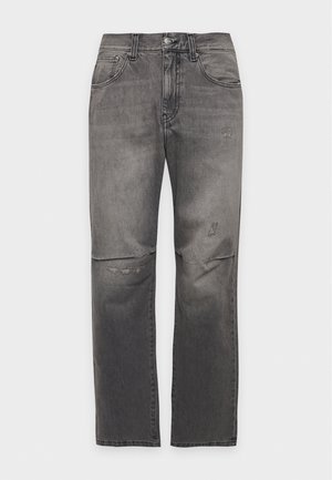 Vue de face d’un jean gris à coupe droite, avec passants de ceinture, poches, braguette boutonnée, denim délavé et petites zones usées.