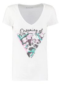 Camiseta blanca de cuello en V con un diseño gráfico colorido que presenta una forma de diamante y texto, incorporando elementos en rosa, azul verdoso y estampado animal.
