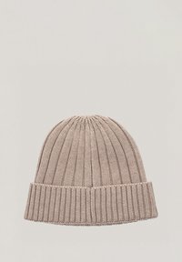 Dzianinowa czapka w jasnym beżu, z prążkowaną strukturą, zaokrągloną górą i szerokim złożonym mankietem, umożliwiającym regulację dopasowania.