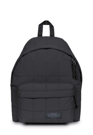 Zaino trapuntato Eastpak nero con tasca frontale con zip, scomparto principale con doppia zip e maniglia superiore per il trasporto.