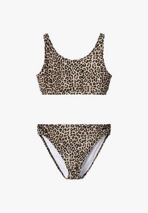 Dwuczęściowy strój kąpielowy w cętki lamparta, z topem o okrągłym dekolcie i dopasowanymi wysokimi majtkami na białym tle.