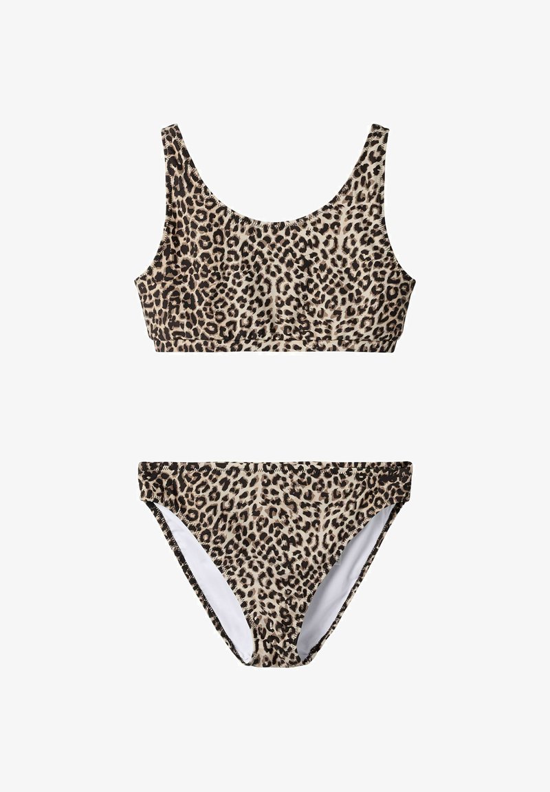 Maillot de bain deux pièces avec motif léopard, composé d'un haut à encolure dégagée et d'un bas taille haute assorti sur fond blanc.