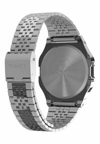 Srebrny zegarek ze stali nierdzewnej z prostokątną tarczą, teksturowanym bransoletą z ogniw oraz zapięciem z logo "TIMEX" na pasku.