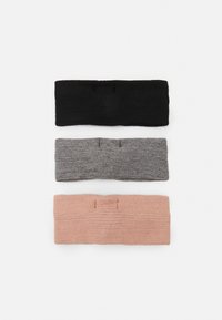 Sett med tre strikkede hodebånd: svart, grå, og rosa. Hvert har en myk tekstur og et enkelt design med sydd detaljer.
