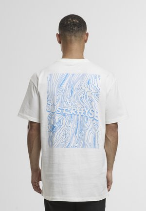 Biele bavlnené tričko s modrým dizajnom v linkovom štýle a textom "JUST RHYSE" na chrbte, s krátkym rukávom a voľným strihom.