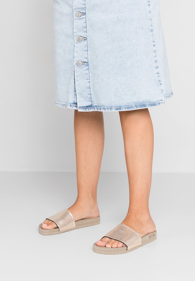 flip*flop POOL METALLIC CRACKED - Mules - taupe