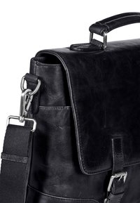Sort læder messenger taske med flap-lukning, sølv hardware, justerbar rem og glat tekstur. Markant frontspænde detalje.