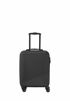 Valise rigide noire avec texture striée, poignée extensible et quatre roues pour une mobilité facile. Design compact adapté au voyage.