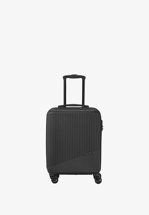 Valise rigide noire avec texture striée, poignée extensible et quatre roues pour une mobilité facile. Design compact adapté au voyage.
