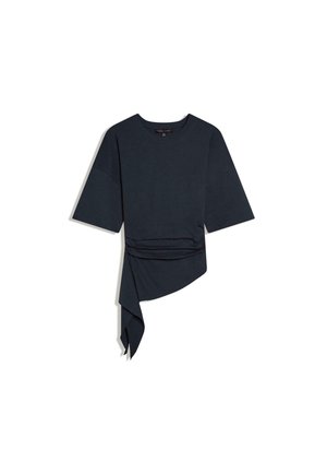 Schwarzes asymmetrisches Kurzarmoberteil mit rundem Ausschnitt und gerafftem Detail auf einer Seite, das in ein hängendes, drapiertes Paneel übergeht.