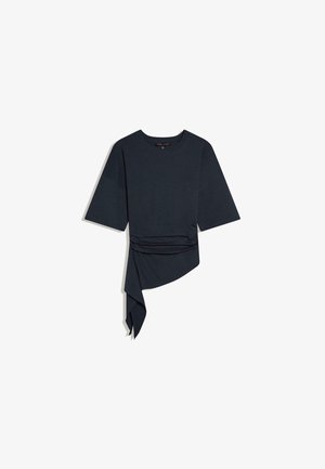 Schwarzes asymmetrisches Kurzarmoberteil mit rundem Ausschnitt und gerafftem Detail auf einer Seite, das in ein hängendes, drapiertes Paneel übergeht.