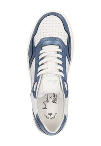 Weiße Sneaker mit blauen metallischen Akzenten, perforierter Zehenpartie und strukturierten Seiten. Ausgestattet mit weißen Schnürsenkeln und einer gepolsterten Innensohle mit Branding.