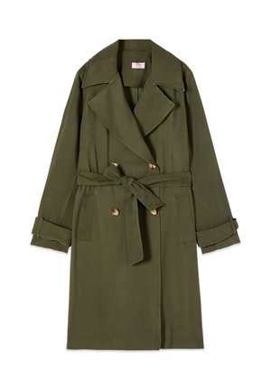 Oliwkowo-zielony dwurzędowy płaszcz trencz z szerokimi klapami, paskiem w talii, paskami przy mankietach i przednimi kieszeniami na białym tle.