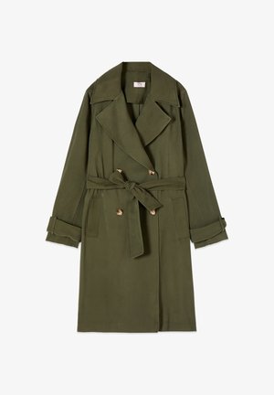 Oliwkowo-zielony dwurzędowy płaszcz trencz z szerokimi klapami, paskiem w talii, paskami przy mankietach i przednimi kieszeniami na białym tle.