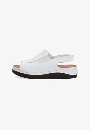 Weiße Ledersandalen mit geschlossener Zehe, elastischen seitlichen Einsätzen und einem braunen Korkfußbett auf einer schwarzen Plattformsohle. Sie verfügen über ein Slingback-Design.
