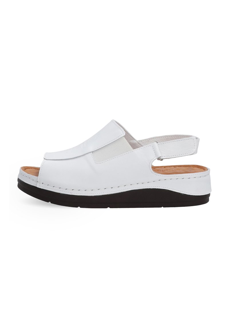 Weiße Ledersandalen mit geschlossener Zehe, elastischen seitlichen Einsätzen und einem braunen Korkfußbett auf einer schwarzen Plattformsohle. Sie verfügen über ein Slingback-Design.