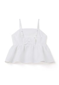 Witte peplumtop met dunne verstelbare bandjes, smockdetails op de borst en een strikaccent in het midden, gemaakt van lichte stof.