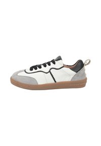 Sneaker in pelle bianca e grigia con dettagli neri, lacci piatti, cuciture decorative, suola in gomma testurizzata e una fibbia sul tallone.