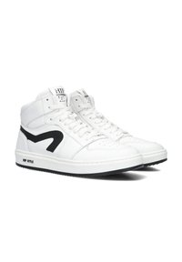 Hoge sneakers van wit leer met zwarte accenten. Ze hebben een gladde textuur, een ronde neus en een dikke zool met merklogo op de hak.