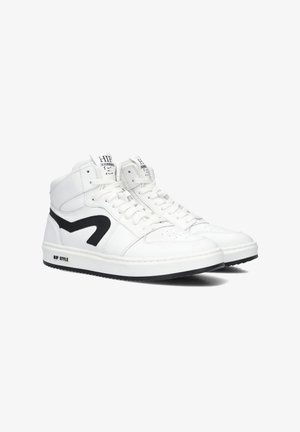 Hoge sneakers van wit leer met zwarte accenten. Ze hebben een gladde textuur, een ronde neus en een dikke zool met merklogo op de hak.