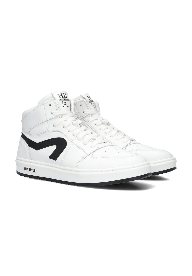 Hoge sneakers van wit leer met zwarte accenten. Ze hebben een gladde textuur, een ronde neus en een dikke zool met merklogo op de hak.