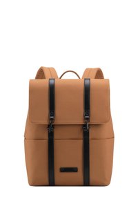 Zaino in tessuto marrone con patta, spallacci in pelle nera e fermagli metallici. Presenta una maniglia superiore e una tasca frontale con logo.