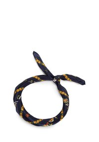 Foulard di seta blu navy con un motivo floreale che presenta fiori arancioni e gialli, annodato a forma di anello; texture liscia e design slanciato.