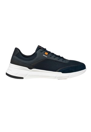 Zapatilla deportiva de malla negra y azul marino y ante con suela blanca, cordones negros y lazo de cordón naranja, con la pequeña marca "GEOX" en el lateral.