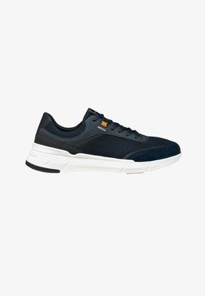 Zapatilla deportiva de malla negra y azul marino y ante con suela blanca, cordones negros y lazo de cordón naranja, con la pequeña marca "GEOX" en el lateral.
