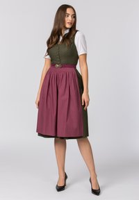 Traditionelles Kleid mit einem grünem, rhombusförmigen Oberteil, einem kastanienbraunen Rock mit Falten und einem passenden Gürtelakzent mit floralen Elementen.